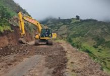 Trabajos preventivos aseguran la movilidad en comunidades del cantón Colta La Prefectura de Chimborazo mantiene de manera permanente las labores de mantenimiento y mejoramiento de la red vial provincial, con el objetivo de garantizar una movilidad segura y continua para las comunidades rurales. En este marco, el equipo caminero del Honorable Gobierno Autónomo Descentralizado Provincial de Chimborazo (HGADPCH) ejecuta trabajos en la vía Trigoloma–Tambillo, ubicada en el cantón Colta.