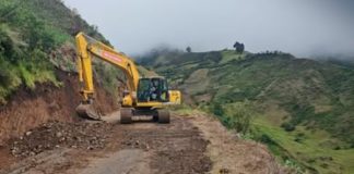 La Prefectura de Chimborazo mantiene de manera permanente las labores de mantenimiento y mejoramiento de la red vial provincial, con el objetivo de garantizar una movilidad segura y continua para las comunidades rurales. En este marco, el equipo caminero del Honorable Gobierno Autónomo Descentralizado Provincial de Chimborazo (HGADPCH) ejecuta trabajos en la vía Trigoloma–Tambillo, ubicada en el cantón Colta.