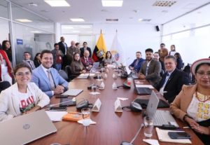 Con 10 votos a favor, la Comisión de Soberanía, Integración y Seguridad Integral, de la Asamblea Nacional, aprobó por unanimidad el informe para primer debate del proyecto de ley que reforma el Código Orgánico Integral Penal (COIP) para prevenir y sancionar el uso delictivo de uniformes, insignias y credenciales de seguridad pública, así como la simulación de funciones mediante falsos operativos.