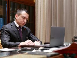 En medio del repunte de la violencia criminal, el presidente Daniel Noboa dio luz verde para que los ministerios del Interior y de Defensa evalúen y declaren, si lo consideran necesario, situaciones de emergencia que permitan realizar contrataciones ágiles. La medida consta en el Decreto Ejecutivo 288, firmado el 16 de enero de 2026, en el marco del operativo militar y policial denominado Ofensiva Total, desplegado en Guayas, Manabí y Los Ríos.