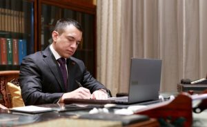 En medio del repunte de la violencia criminal, el presidente Daniel Noboa dio luz verde para que los ministerios del Interior y de Defensa evalúen y declaren, si lo consideran necesario, situaciones de emergencia que permitan realizar contrataciones ágiles. La medida consta en el Decreto Ejecutivo 288, firmado el 16 de enero de 2026, en el marco del operativo militar y policial denominado Ofensiva Total, desplegado en Guayas, Manabí y Los Ríos.