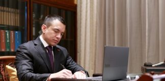 En medio del repunte de la violencia criminal, el presidente Daniel Noboa dio luz verde para que los ministerios del Interior y de Defensa evalúen y declaren, si lo consideran necesario, situaciones de emergencia que permitan realizar contrataciones ágiles. La medida consta en el Decreto Ejecutivo 288, firmado el 16 de enero de 2026, en el marco del operativo militar y policial denominado Ofensiva Total, desplegado en Guayas, Manabí y Los Ríos.