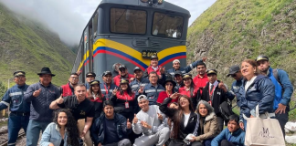 Tras un periodo de paralización, el histórico tren que recorre la ruta Alausí–Nariz del Diablo retomó sus operaciones, devolviendo al cantón y a la provincia de Chimborazo uno de sus principales atractivos turísticos. La reactivación del servicio permite nuevamente que cientos de visitantes nacionales y extranjeros disfruten de este emblemático recorrido ferroviario, considerado una joya del patrimonio turístico ecuatoriano.