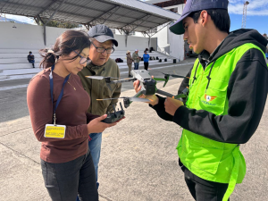 El presidente Daniel Noboa, a través del Ministerio de Agricultura, Ganadería y Pesca (MAGP), lidera una estrategia nacional para modernizar el sector agropecuario mediante la capacitación de productores como pilotos de drones y la proyección de entrega de estos equipos para uso agrícola, con el objetivo de aumentar la productividad, competitividad y sostenibilidad del campo ecuatoriano.