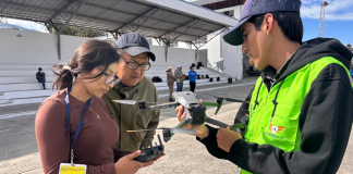 El presidente Daniel Noboa, a través del Ministerio de Agricultura, Ganadería y Pesca (MAGP), lidera una estrategia nacional para modernizar el sector agropecuario mediante la capacitación de productores como pilotos de drones y la proyección de entrega de estos equipos para uso agrícola, con el objetivo de aumentar la productividad, competitividad y sostenibilidad del campo ecuatoriano.
