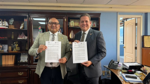 El cantón Penipe continúa impulsando acciones para mejorar la seguridad y la calidad de vida de sus habitantes, tras la firma de un convenio entre el Gobierno Autónomo Descentralizado Municipal y la Empresa Eléctrica Riobamba para la construcción del alumbrado público en el ingreso al centro de la parroquia El Altar.