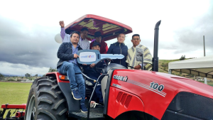 Con el objetivo de fortalecer la mecanización agrícola y mejorar la productividad del sector rural, el Ministerio de Agricultura, Ganadería y Pesca (MAGP), a través de su Dirección Distrital de Chimborazo, entregó un tractor de 100 caballos de fuerza a la comunidad Centro Hospital Gatazo, ubicada en el cantón Colta, como parte de los programas de apoyo del Gobierno Nacional a los pequeños y medianos productores.
