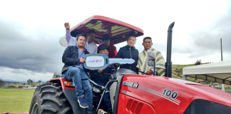 Con el objetivo de fortalecer la mecanización agrícola y mejorar la productividad del sector rural, el Ministerio de Agricultura, Ganadería y Pesca (MAGP), a través de su Dirección Distrital de Chimborazo, entregó un tractor de 100 caballos de fuerza a la comunidad Centro Hospital Gatazo, ubicada en el cantón Colta, como parte de los programas de apoyo del Gobierno Nacional a los pequeños y medianos productores.