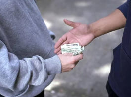 A plena luz del día y en una de las zonas más concurridas de Riobamba, una mujer y su hija fueron víctimas de un asalto luego de retirar alrededor de USD 4.000 de una agencia de envío y cobro de giros del exterior. El hecho se suma a una serie de episodios similares que mantienen en alerta a la ciudadanía.