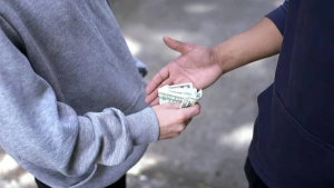 A plena luz del día y en una de las zonas más concurridas de Riobamba, una mujer y su hija fueron víctimas de un asalto luego de retirar alrededor de USD 4.000 de una agencia de envío y cobro de giros del exterior. El hecho se suma a una serie de episodios similares que mantienen en alerta a la ciudadanía.