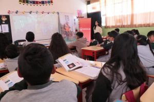 El Municipio de Riobamba, a través de la Dirección General de Gestión Ambiental, impulsa un proyecto de educación ambiental con el respaldo de la empresa internacional VEOLIA, con el objetivo de fortalecer la conciencia ecológica en niños, niñas y jóvenes, y promover acciones concretas orientadas a la descarbonización y el cuidado del medio ambiente.