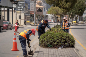 El Municipio de Riobamba, intensificó las labores de mantenimiento de áreas verdes y limpieza permanente de los principales parterres de la ciudad, como parte de su compromiso con el cuidado del entorno urbano y la mejora de la calidad de vida de la ciudadanía. Estas acciones se ejecutan desde la Dirección de Obras Públicas y responden a la visión del alcalde John Vinueza Salinas de promover una ciudad más limpia, ordenada y amigable con el ambiente.