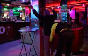 Tras semanas de reclamos vecinales y exposiciones formales ante las autoridades, el Municipio de Riobamba resolvió frenar la apertura de nuevos centros de tolerancia en el cantón mediante una moratoria que se extenderá por cinco años. La medida revisará la planificación territorial y atenderá los cuestionamientos ciudadanos relacionados con seguridad, convivencia y orden urbano.