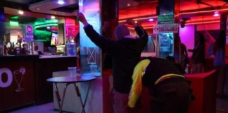 Tras semanas de reclamos vecinales y exposiciones formales ante las autoridades, el Municipio de Riobamba resolvió frenar la apertura de nuevos centros de tolerancia en el cantón mediante una moratoria que se extenderá por cinco años. La medida revisará la planificación territorial y atenderá los cuestionamientos ciudadanos relacionados con seguridad, convivencia y orden urbano.