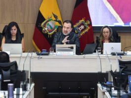 El Concejo Metropolitano de Quito aprobó este 6 de enero de 2026 la ordenanza que regula la tercera placa, un dispositivo electrónico para identificar a los vehículos que circulan por la ciudad y reforzar el control del tránsito. La norma fija el marco legal para incorporar esta herramienta tecnológica al sistema de movilidad del Distrito Metropolitano.