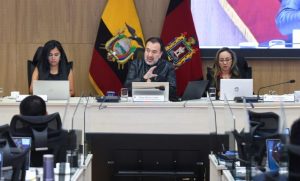 El Concejo Metropolitano de Quito aprobó este 6 de enero de 2026 la ordenanza que regula la tercera placa, un dispositivo electrónico para identificar a los vehículos que circulan por la ciudad y reforzar el control del tránsito. La norma fija el marco legal para incorporar esta herramienta tecnológica al sistema de movilidad del Distrito Metropolitano.