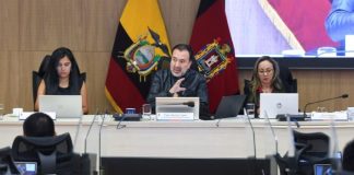 El Concejo Metropolitano de Quito aprobó este 6 de enero de 2026 la ordenanza que regula la tercera placa, un dispositivo electrónico para identificar a los vehículos que circulan por la ciudad y reforzar el control del tránsito. La norma fija el marco legal para incorporar esta herramienta tecnológica al sistema de movilidad del Distrito Metropolitano.