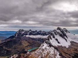 Penipe impulsa nuevas estrategias de desarrollo local a través del turismo comunitario, una propuesta que articula la riqueza natural de los Andes con la identidad cultural y los saberes ancestrales de sus comunidades. En los alrededores del Cápac Urcu, nombre ancestral del volcán El Altar, dentro del Parque Nacional Sangay, se fortalece un modelo turístico responsable que beneficia tanto a los visitantes como a la población local.