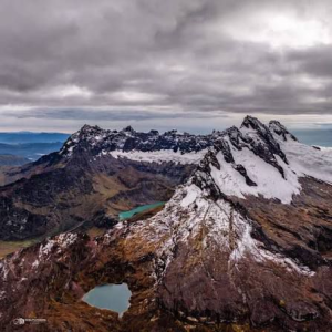 Penipe impulsa nuevas estrategias de desarrollo local a través del turismo comunitario, una propuesta que articula la riqueza natural de los Andes con la identidad cultural y los saberes ancestrales de sus comunidades. En los alrededores del Cápac Urcu, nombre ancestral del volcán El Altar, dentro del Parque Nacional Sangay, se fortalece un modelo turístico responsable que beneficia tanto a los visitantes como a la población local.