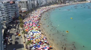 A pesar del clima de tensión generado por episodios de violencia registrados antes y durante el feriado, el sector turístico mostró señales claras de recuperación y dinamismo. Los operativos de control, el refuerzo de patrullajes policiales y militares y una agenda de eventos masivos alentaron a miles de viajeros a movilizarse y disfrutar del asueto, especialmente en la provincia de Manabí, que se convirtió en uno de los principales polos de atracción del país.