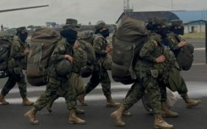 Un contingente de mujeres militares del Ejército Ecuatoriano arribó a Guayaquil para fortalecer las operaciones de seguridad en Manabí, Los Ríos y Guayas. El despliegue se enmarca en la fase denominada Ofensiva Total, una estrategia que contempla la movilización de más de 10 000 militares a escala nacional con el objetivo de reforzar el control territorial y enfrentar a las organizaciones criminales.