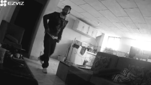 Un individuo fue captado por sistemas de videovigilancia cuando, aparentemente, intentaba sustraer pertenencias en un edificio del centro de la ciudad. Un episodio de inseguridad encendió las alertas entre los moradores de un inmueble ubicado en la calle Alvarado, entre Cordovez y Ulpiano Pérez, en el casco urbano de Riobamba, las cámaras de seguridad del lugar registraron a un sujeto que habría ingresado de manera irregular a uno de los departamentos.