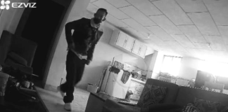 Un individuo fue captado por sistemas de videovigilancia cuando, aparentemente, intentaba sustraer pertenencias en un edificio del centro de la ciudad. Un episodio de inseguridad encendió las alertas entre los moradores de un inmueble ubicado en la calle Alvarado, entre Cordovez y Ulpiano Pérez, en el casco urbano de Riobamba, las cámaras de seguridad del lugar registraron a un sujeto que habría ingresado de manera irregular a uno de los departamentos.