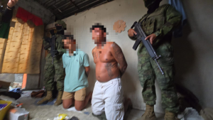 Un operativo militar ejecutado en el sector El Salto, en el cantón Babahoyo, permitió la captura de dos presuntos integrantes de un Grupo Armado Organizado, identificados como alias “Oliver” y “Polilla”, considerados elementos de mediano valor dentro de la estructura criminal que opera en la provincia de Los Ríos.