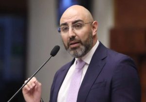 Este lunes 5 de enero, el presidente del Consejo de la Judicatura (CJ), Mario Godoy, compareció ante el Pleno de la Asamblea Nacional para responder a cuestionamientos sobre la seguridad de jueces, la renuncia del magistrado Carlos Serrano y la presunta existencia de audios que involucrarían a un funcionario judicial en supuestas presiones indebidas. Durante su intervención, Godoy rechazó las acusaciones, calificó varias de ellas como “falacias” y defendió la actuación institucional del organismo que preside.