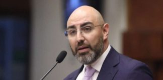 Este lunes 5 de enero, el presidente del Consejo de la Judicatura (CJ), Mario Godoy, compareció ante el Pleno de la Asamblea Nacional para responder a cuestionamientos sobre la seguridad de jueces, la renuncia del magistrado Carlos Serrano y la presunta existencia de audios que involucrarían a un funcionario judicial en supuestas presiones indebidas. Durante su intervención, Godoy rechazó las acusaciones, calificó varias de ellas como “falacias” y defendió la actuación institucional del organismo que preside.