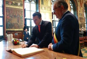 Como parte de su agenda internacional en Europa, el presidente de la República, Daniel Noboa, cumplió una visita oficial a la ciudad de Brujas, donde fue recibido en el Ayuntamiento por el alcalde Dirk De Fauw y firmó el “Libro Dorado”, un gesto de alto valor simbólico y diplomático para reforzar los vínculos entre Ecuador y Bélgica.