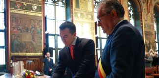 Como parte de su agenda internacional en Europa, el presidente de la República, Daniel Noboa, cumplió una visita oficial a la ciudad de Brujas, donde fue recibido en el Ayuntamiento por el alcalde Dirk De Fauw y firmó el “Libro Dorado”, un gesto de alto valor simbólico y diplomático para reforzar los vínculos entre Ecuador y Bélgica.