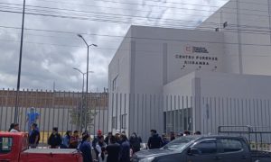 Durante los últimos minutos del viernes 23 de enero de 2026, moradores de la parroquia rural Cubijíes, en el cantón Riobamba, alertaron a las autoridades tras escuchar varias detonaciones de arma de fuego. Minutos después, en un terreno baldío ubicado sobre la calle E, en las inmediaciones del puente de la zona, fue localizado el cadáver de un hombre con evidentes impactos de bala.