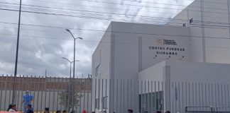 Durante los últimos minutos del viernes 23 de enero de 2026, moradores de la parroquia rural Cubijíes, en el cantón Riobamba, alertaron a las autoridades tras escuchar varias detonaciones de arma de fuego. Minutos después, en un terreno baldío ubicado sobre la calle E, en las inmediaciones del puente de la zona, fue localizado el cadáver de un hombre con evidentes impactos de bala.