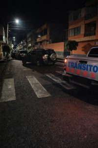 Un accidente de tránsito se registró en la intersección de las calles Venezuela y Diego de Almagro, en el centro de Riobamba, aproximadamente a las 22H00 del domingo 4 de enero. Dos vehículos de servicio particular se vieron involucrados en un choque lateral angular.