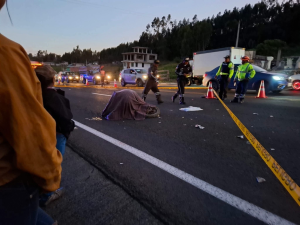 La Panamericana E-35 volvió a convertirse en escenario de muerte y dolor. Un accidente de tránsito ocurrido en el sector San Pablo, parroquia San Andrés, cantón Guano, dejó como saldo dos personas fallecidas, luego de un violento choque entre una motocicleta y un vehículo que, hasta el cierre de esta edición, no ha sido identificado.