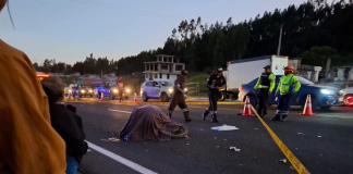La Panamericana E-35 volvió a convertirse en escenario de muerte y dolor. Un accidente de tránsito ocurrido en el sector San Pablo, parroquia San Andrés, cantón Guano, dejó como saldo dos personas fallecidas, luego de un violento choque entre una motocicleta y un vehículo que, hasta el cierre de esta edición, no ha sido identificado.