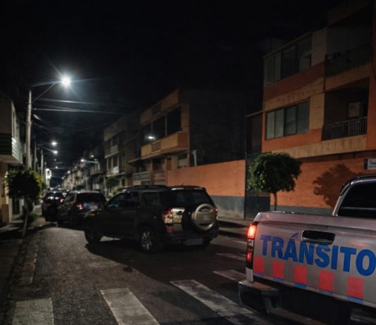 Un accidente de tránsito se registró en la intersección de las calles Venezuela y Diego de Almagro, en el centro de Riobamba, aproximadamente a las 22H00 del domingo 4 de enero. Dos vehículos de servicio particular se vieron involucrados en un choque lateral angular.