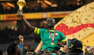 La final de la Copa Africana de Naciones dejó una cadena de decisiones arbitrales que tensaron el límite mismo de la competencia.  Senegal levantó su segundo trofeo continental, sí, pero lo hizo en un contexto en el que el fútbol quedó cerca de ser desplazado por la controversia.