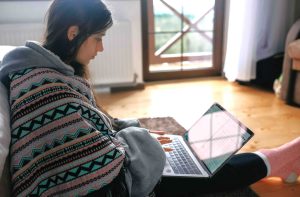 El acceso a la educación superior constituye uno de los principales retos para quienes residen fuera de los grandes centros urbanos del país. de esta realidad, han aparecido alternativas como las Becas Territorio, una iniciativa de la Universidad Internacional de La Rioja (UNIR) que busca garantizar el acceso a formación de alto nivel y reducir las barreras geográficas, económicas y sociales que limitan a estudiantes y profesionales.