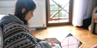 El acceso a la educación superior constituye uno de los principales retos para quienes residen fuera de los grandes centros urbanos del país. de esta realidad, han aparecido alternativas como las Becas Territorio, una iniciativa de la Universidad Internacional de La Rioja (UNIR) que busca garantizar el acceso a formación de alto nivel y reducir las barreras geográficas, económicas y sociales que limitan a estudiantes y profesionales.