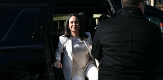 El presidente de Estados Unidos, Donald Trump, recibió este jueves en la Casa Blanca a la líder opositora venezolana María Corina Machado, galardonada con el Premio Nobel de la Paz 2025, en un almuerzo privado con el objetivo de analizar la compleja situación política de Venezuela.